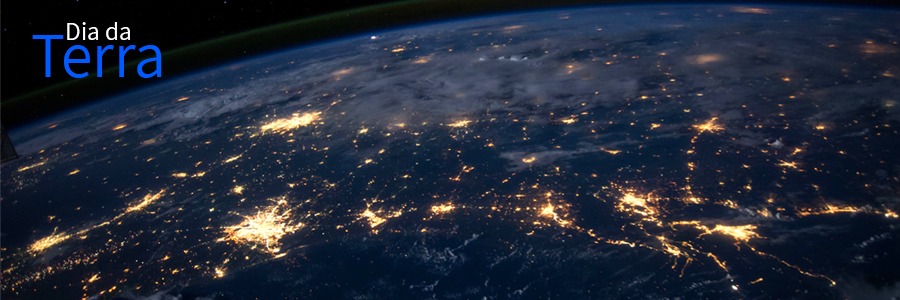 A foto mostra o mundo com muitas luz branca escrito Dia da Terra